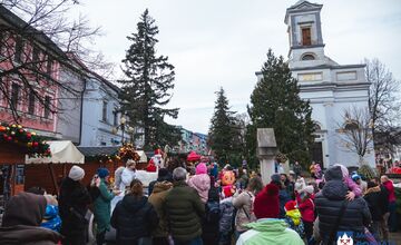 FOTO: Mikuláš putoval Popradom a rozdával sladkosti deťom