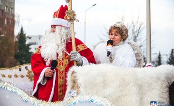 FOTO: Mikuláš putoval Popradom a rozdával sladkosti deťom