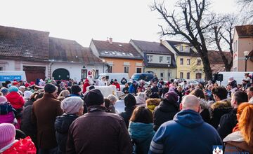 FOTO: Mikuláš putoval Popradom a rozdával sladkosti deťom