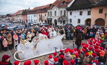 FOTO: Mikuláš putoval Popradom a rozdával sladkosti deťom