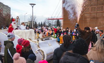FOTO: Mikuláš putoval Popradom a rozdával sladkosti deťom