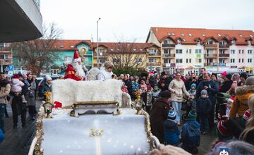 FOTO: Mikuláš putoval Popradom a rozdával sladkosti deťom