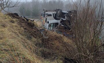 FOTO: Dodávka zišla pri Batizovciach z D1 a prevrátila sa na strechu