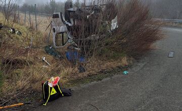 FOTO: Dodávka zišla pri Batizovciach z D1 a prevrátila sa na strechu