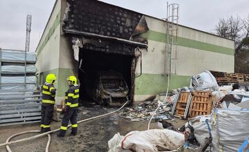 FOTO: Požiar haly v Haniske, škoda 1,5 milióna eur, zasahovali hasiči