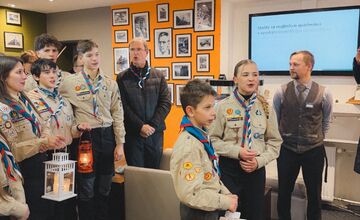 FOTO: Betlehemské svetlo už svieti aj na Lomnickom štíte