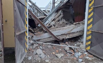 FOTO: V areáli firmy spadla strecha na robotníkov