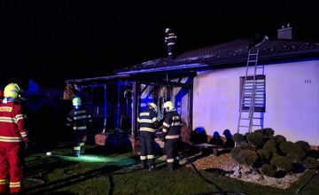 FOTO: V okrese Svidník sa požiar altánku rozšíril aj na rodinný dom