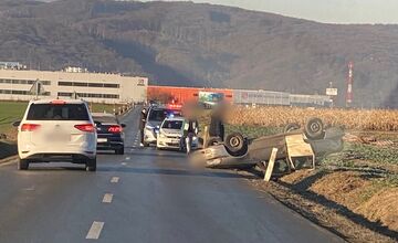 FOTO: Za Raslavicami a pri Záborskom sa prevrátili autá