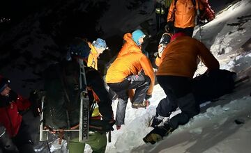 FOTO: Český turista sa v Tatrách poškymkol a zranil. Uviazol v snehu