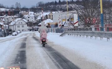 FOTO: Matka s dieťaťom sa po snehovej kalamite takto presúvala po Prešove