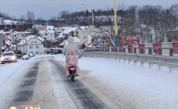 FOTO: Matka s dieťaťom sa po snehovej kalamite takto presúvala po Prešove