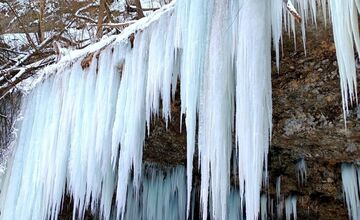 FOTO: Ľadové divadlo na Spiši. Zamrznutá Šikľavá skala ohuruje