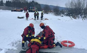 FOTO: Dráma na ľade, hasiči simulovali záchranu na Domaši