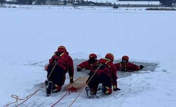 FOTO: Dráma na ľade, hasiči simulovali záchranu na Domaši