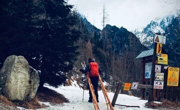FOTO: V horách makajú aj v zime, Údržba chodníkov pokračuje