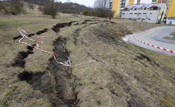 FOTO: Na sídlisku v Prešove sa zosúva svah