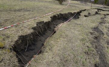FOTO: Na sídlisku v Prešove sa zosúva svah