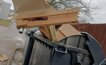 FOTO: Technické služby opäť riešia nezodpovedného obyvateľa, toto nechal v kontajneroch