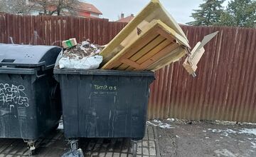 FOTO: Technické služby opäť riešia nezodpovedného obyvateľa, toto nechal v kontajneroch