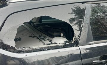 FOTO: Majitelia áut si nachádzajú rozbité okná na autách
