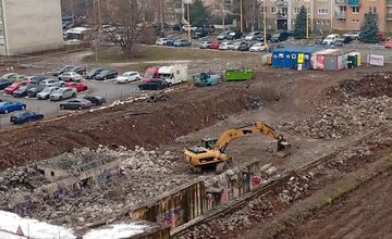 FOTO: Na Sekčove sa po rokoch začali práce na stavbe č. 6