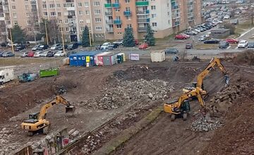 FOTO: Na Sekčove sa po rokoch začali práce na stavbe č. 6