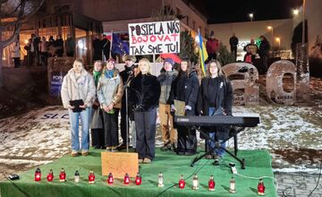 FOTO: Obyvatelia Prešovského kraja sa zišli na námestiach, pripomenuli si spomienku na Jána a Martinu