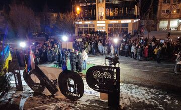 FOTO: Obyvatelia Prešovského kraja sa zišli na námestiach, pripomenuli si spomienku na Jána a Martinu