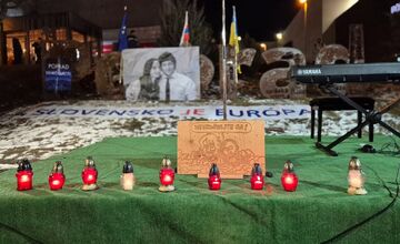 FOTO: Obyvatelia Prešovského kraja sa zišli na námestiach, pripomenuli si spomienku na Jána a Martinu