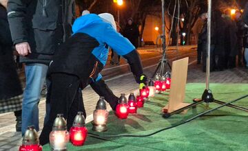 FOTO: Obyvatelia Prešovského kraja sa zišli na námestiach, pripomenuli si spomienku na Jána a Martinu