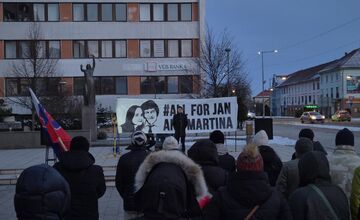 FOTO: Obyvatelia Prešovského kraja sa zišli na námestiach, pripomenuli si spomienku na Jána a Martinu