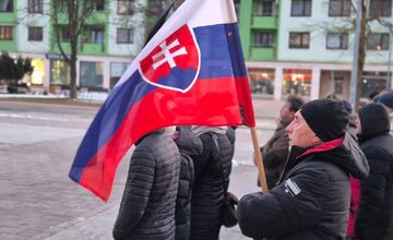 FOTO: Obyvatelia Prešovského kraja sa zišli na námestiach, pripomenuli si spomienku na Jána a Martinu