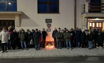 FOTO: Obyvatelia Prešovského kraja sa zišli na námestiach, pripomenuli si spomienku na Jána a Martinu