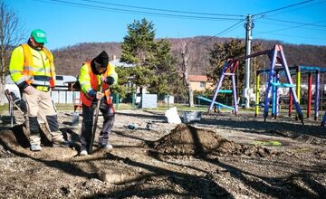 FOTO: Snina mení tvár, jar prináša nové lavičky aj opravy ihrísk