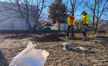 FOTO: Snina mení tvár, jar prináša nové lavičky aj opravy ihrísk