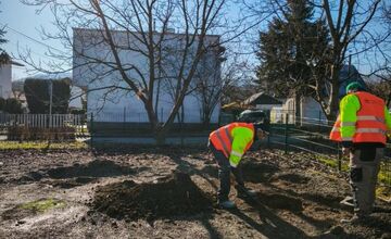 FOTO: Snina mení tvár, jar prináša nové lavičky aj opravy ihrísk