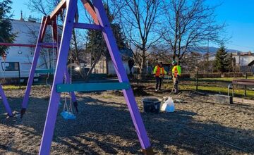 FOTO: Snina mení tvár, jar prináša nové lavičky aj opravy ihrísk