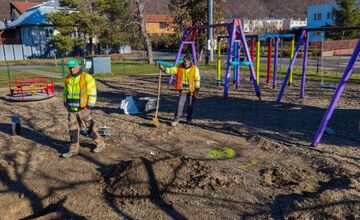 FOTO: Snina mení tvár, jar prináša nové lavičky aj opravy ihrísk