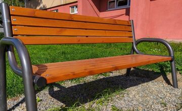 FOTO: Snina mení tvár, jar prináša nové lavičky aj opravy ihrísk