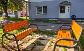 FOTO: Snina mení tvár, jar prináša nové lavičky aj opravy ihrísk