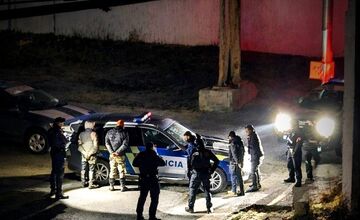 FOTO: Veľká policajná akcia v areáli bývalej Bukózy v Hencovciach