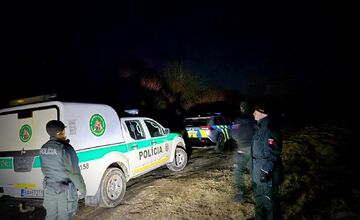 FOTO: Veľká policajná akcia v areáli bývalej Bukózy v Hencovciach