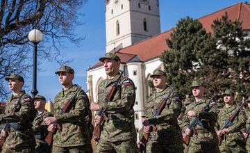 FOTO: Na Hlavnej v Prešove vojaci zložili prísahu