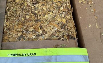 FOTO: Vyšetrovatelia odhalili sklady s 10 tonami tabaku v Prešovskom kraji