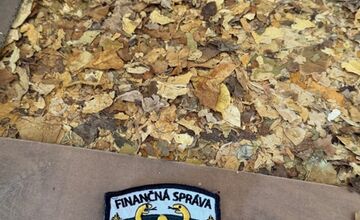 FOTO: Vyšetrovatelia odhalili sklady s 10 tonami tabaku v Prešovskom kraji