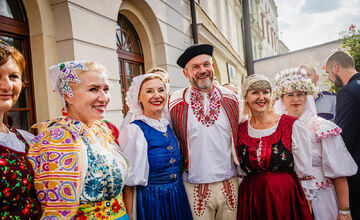 FOTO: Slovenskí politici sa radi obliekajú tradične, nie vždy to dopadne dobre