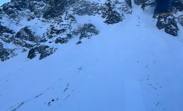 FOTO: Horskí záchranári ratovali ratovali vo Vysokých Tatrách poľskú skialpinistku po 250-metrovom páde