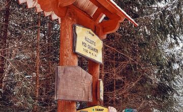 FOTO: Smerovníky nie sú nálepková tabuľa, turisti sa musia vedieť správať