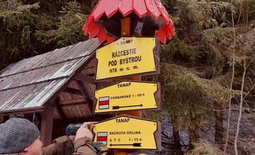 FOTO: Smerovníky nie sú nálepková tabuľa, turisti sa musia vedieť správať